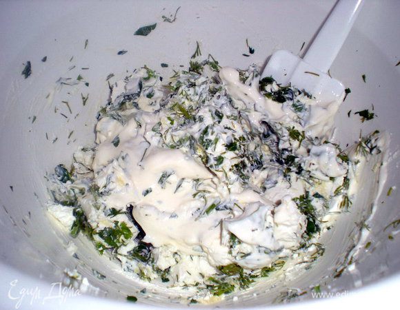 Зелень мелко порубить.Смешать с брынзой и добавить половину сметаны.