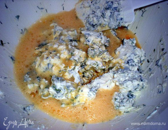 Яйцо немного взбить, смешать с брынзой.Поперчить и посолить, если брынза не соленая.