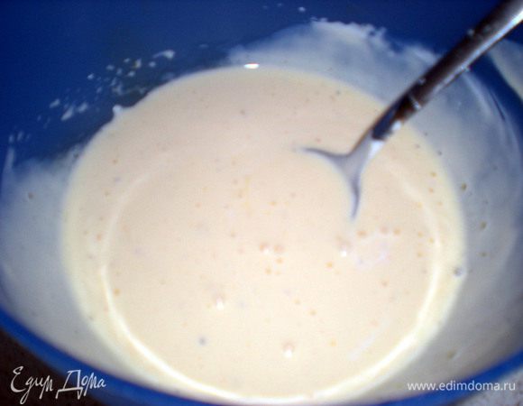 Желтки немного взбить и смешать с оставшейся сметаной. Посолить,поперчить.