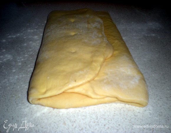  Можно использовать готовое тесто,а можно приготовить самим,по своему любимому рецепту или как я по Ришаровскому рецепту http://www.edimdoma.ru/retsepty/41602-kruassany-ot-rishara-bertine. Тесто настолько хорошо, что его можно есть и без всяких начинок.