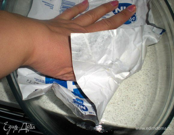 Форму для запекания смазать сливочным маслом. Очень удобно это делать оберткой от масла.