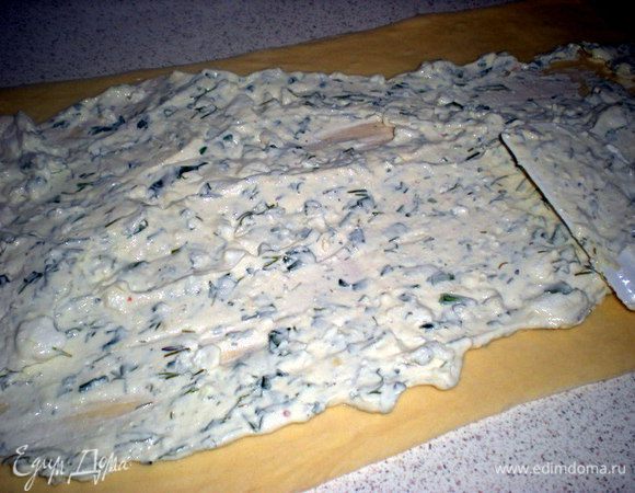 На раскатанное тесто выложить начинку.