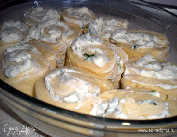 Рулет нарезать на брусочки шириной 4-5 см. Выложить срезами вверх,не плотно друг к другу.