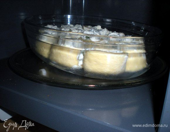 Поставить на расстойку минут на 40. Важно чтобы было тепло и не было сквозняков. Я поставила в выключенную микроволновку.