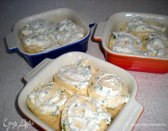 В большую форму все не поместилось,пришлось сделать в порционных формочках.