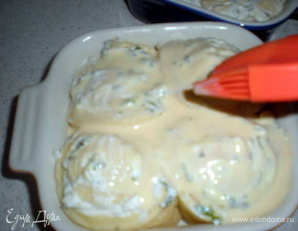 После расстойки  щедро смазать поверхность булочек сметанной заливкой.