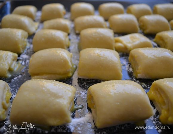 Масло растереть с сахаром, добавить сметану, яйцо, соду, соль, муку, всё тщательно перемешать, замешанное тесто завернуть в плёнку пищевую и положить в холодильник.
