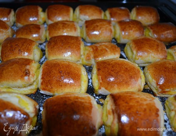 Начинка: из апельсина вынуть косточки, порезать на кусочки, в блендере взбить с кожурой, сахаром и крахмалом (я взбивала с медом вместо сахара).
Тесто достать, раскатать выложить начинку, разровнять, завернуть в рулет, рулет готовый положить на время в холодильник, достать, порезать кусочками по 3-4 см, выложить на противень, посвпанный мукой, срезом вниз. Выпекать в духовке при температуре 220ºС около 15-20 минут. 