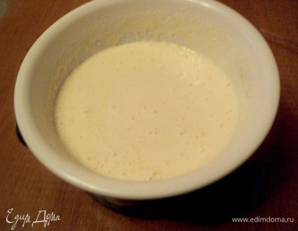 Бисквит: 2 яйца взбить с сахаром, поставив емкость с яйцами на кастрюлю с горячей водой (посуда с яйцами не должна касаться воды и кастрюлю не ставить на огонь) до увеличения в объеме в 3-4 раза в течении 6-8 мин. 