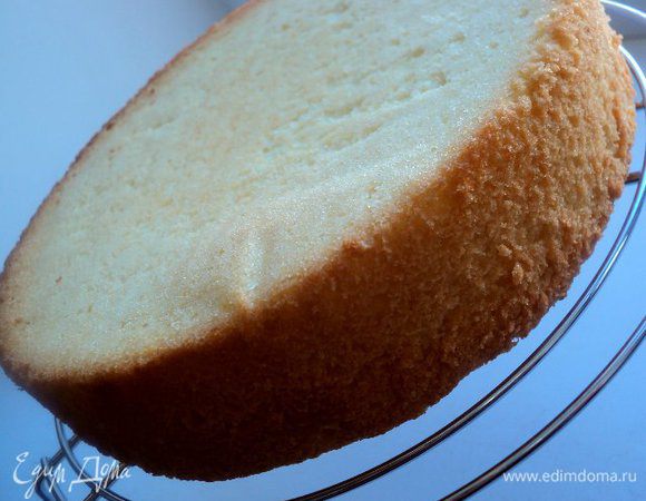 Выпекать при температуре 180 градусов  20-25 мин.                                                                                                                                  Охладить, перевернув бисквит на решетку.                                                                               