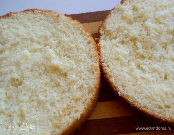 После охлаждения разрезать бисквиты на 2 пласта.      