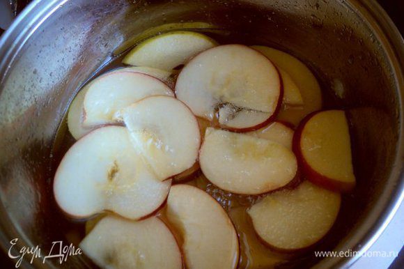 Из воды и сахара сварить сироп. 2 яблока для украшения помыть и порезать тонкими пластинка, не очищая от кожицы. Положить в горячий сироп, довести до кипения и выложить на сито, охладить.