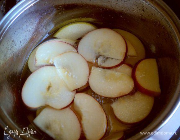Из воды и сахара сварить сироп. 2 яблока для украшения помыть и порезать тонкими пластинка, не очищая от кожицы. Положить в горячий сироп, довести до кипения и выложить на сито, охладить.