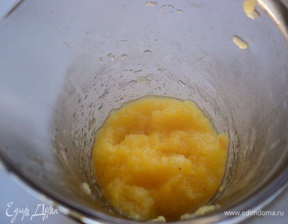 Яблоки пюрировать блендером, добавив немного сиропа. В горячее пюре добавить быстрорастворимый желатин и размешать до его растворения. Охладить до комнатной температуры.