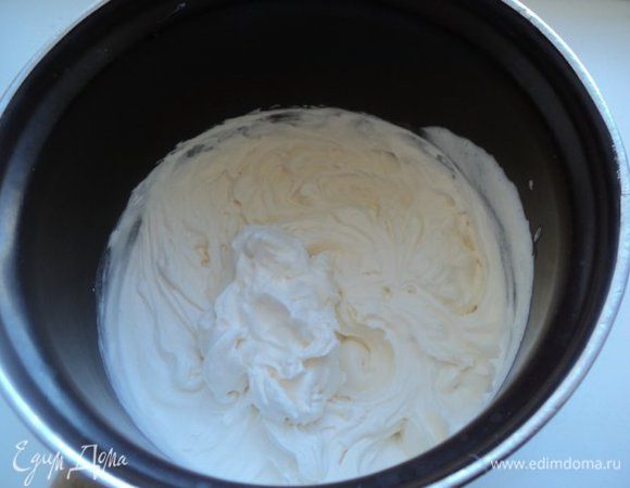 Сливки взбить с сахаром до устойчивых пиков. 1/3 часть взбитых сливок оставить для украшения. В оставшиеся сливки в несколько приемов добавить яблочное пюре, осторожно перемешать.