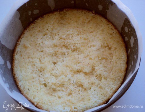 Бока разъемной формы застелить бумагой для выпечки, на дно выложить пласт бисквита. В оставшийся охлажденный сироп добавить коньяк и пропитать сиропом пласты бисквита.