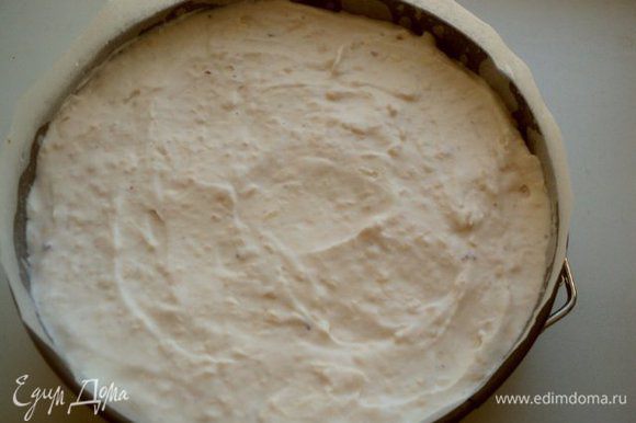 Выложить на бисквит половину крема, накрыть вторым бисквитом. Сверху оставшийся крем, разровнять. Поставить в холодильник на 1 час для желирования крема.
