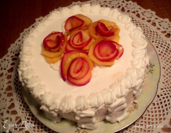 Охлажденный торт вынуть из формы. Бока и верх покрыть взбитыми сливками. Из пластинок яблок, сваренных в сиропе свернуть розочки и украсить верх торта.