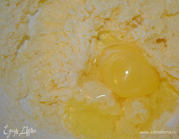 Добавьте по одному все яйца, при этом постоянно взбивайте.