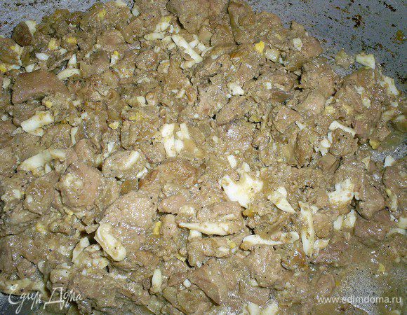 Сначала приготовим начинку. Обжариваем луковицу до прозрачности, добавляем мелко нарезанную печенку и тушим под закрытой крышкой до готовности последней. Затем тщательно перемешиваем с натертыми на крупной терке вареными яйцами, солим и перчим по вкусу.