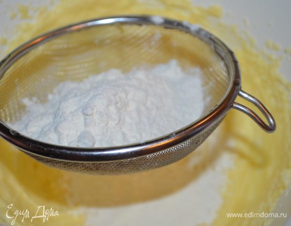 Просейте муку с разрыхлителем.