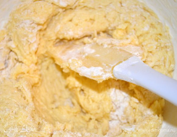 Все аккуратно перемешайте, взбивать не нужно.