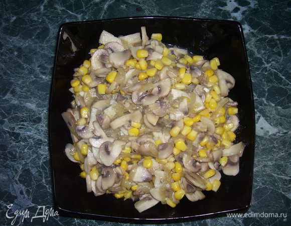 Лук очистить и нарезать. Шампиньоны нарезать. Лук обжарить в растительном масле, добавить шампиньоны, довести до готовности. В начинку добавить кукурузу, соль, перец, хорошо перемешать. 