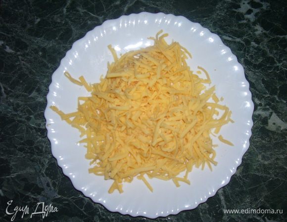 Сыр натереть на крупной терке.