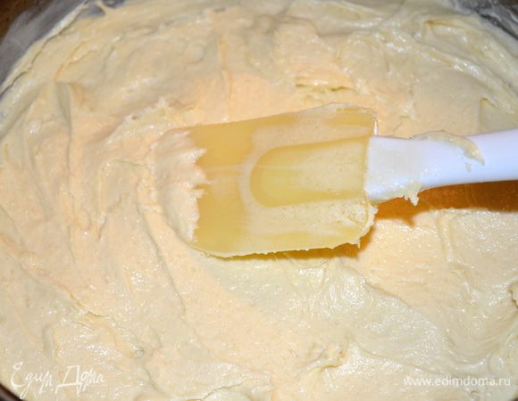 Тесто выложите в смазанную маслом форму.