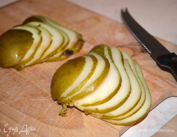 Груши нарежьте на тонкие ломтики.
