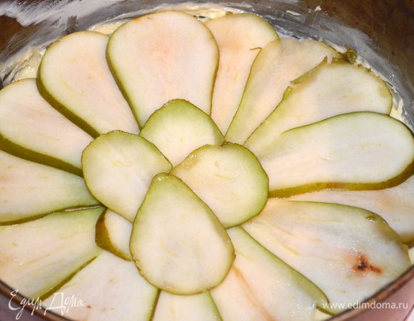 Разложите грущу веером на тесто и посыпьте сахаром (хватит 2 ст. л.). Выпекайте на среднем уровне духовки примерно 1 час при 180°C. Готовность проверяйте деревянной палочкой, она должна выходить сухой.