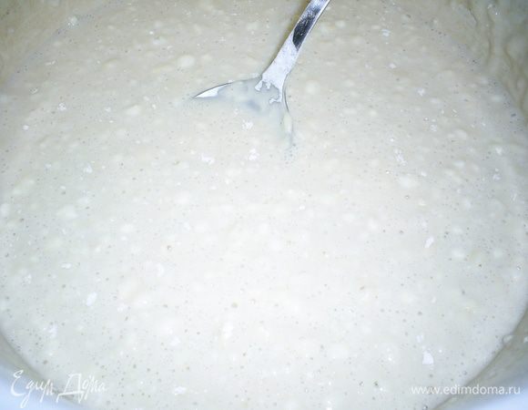 Дрожжи разводим в теплом молоке с сахаром и оставляем на несколько минут, чтоб они начали бродить. Лично я предпочитаю работать с сухими дрожжами.