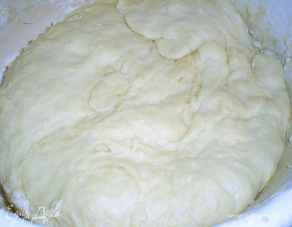 Дрожжи вливаем в емкость с мукой и начинаем замешивать тесто, добавляем слегка взбитое вилкой яйцо и растительное масло. Если тесто получается жидковатым и сильно липнет к рукам, можно добавить еще немного муки.
Полученное тесто можно поставить в теплое место, чтоб оно подошло, а можно сразу начинать лепить пирожки. Исходя из моего опыта, на конечный результат это не влияет, а на скорость приготовления - да. 