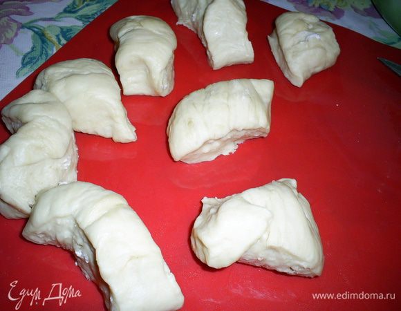 Отделяем небольшую часть теста, раскатываем колбаской и нарезаем на небольшие кусочки. Их размер зависит от желаемого размера будущих пирожков.