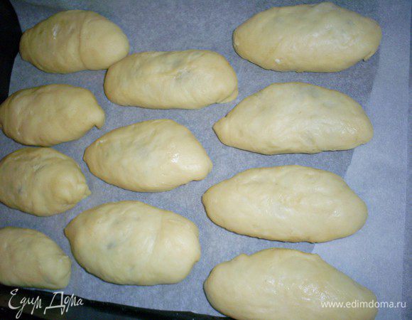 Каждый кусочек я просто руками расплющиваю в лепешку, кладу начинку, формирую пирожок и кладу на противень с пергаментом, швом вниз. Когда противень будет заполнен, смазываем пирожки яйцом и отправляем в разогретую до 200 градусов духовку примерно на 20 минут. Следите, чтоб пирожки зарумянились, но не пригорели.