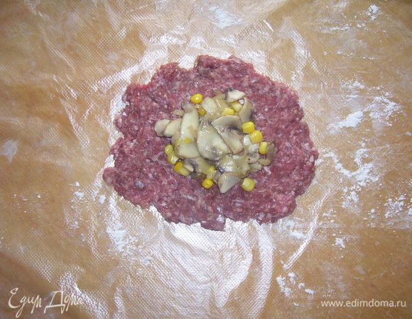 На мясо выложить горкой начинку.