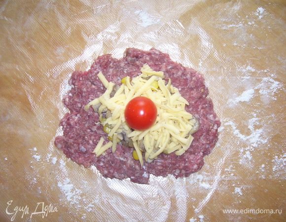 Начинку посыпать сыром и сверху погружаем черри. 