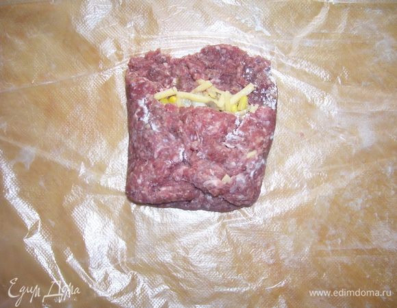 Поднимая поочередно края пакета, загибаем рулет в виде конверта.