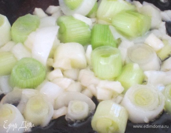 Растопить в сотейнике сливочное масло.Чеснок измельчить. Нарезать белую часть лука и пассеровать его, постоянно помешивая.Добавить чеснок и обжарить 30 секунд.