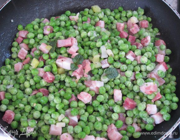 Положить в сотейник горошек,бекон,мяту,посолить,поперчить,накрыть крышкой и тушить 8 -10 минут до испарения жидкости.Нарезать зелёный лук тонкими колечками.Перед подачей удалите из блюда мяту и перемешайте горошек с луком.Приятного аппетита:)