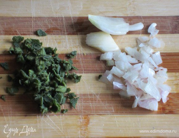 Лук мелко нарубить, чеснок раздавить плоской стороной ножа. 