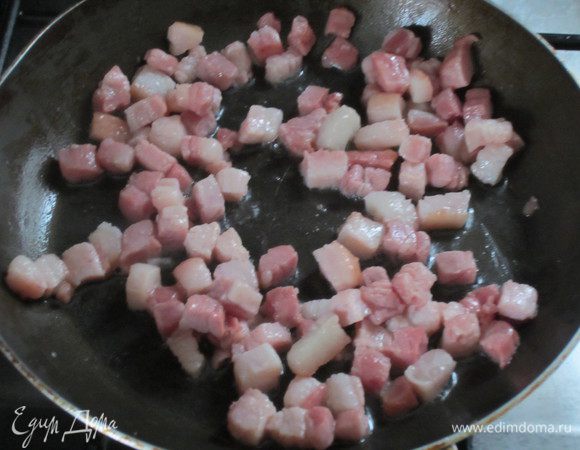 Бекон слегка обжарить на сковороде с антипригарным покрытием и вынуть.