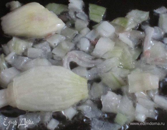 В этой же сковороде обжарить лук и чеснок.