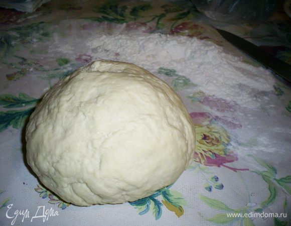 Взбиваем вилкой яйцо с солью, добавляем простоквашу, размешиваем. Всыпаем стакан муки и добавляем соду. Затем добавляем оставшуюся муку. Если простокваша была очень жидкой и тесто липнет к рукам, можно добавить еще немного муки.