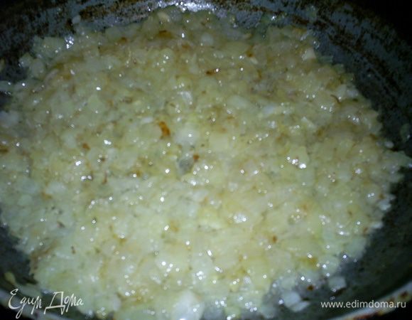 Делим тесто на порции величиной с крупный абрикос и оставляем в теплом месте подойти. У меня из такого количества теста получается 12 пирожков. В это время занимаемся начинкой. Пюре я беру уже готовое, так я утилизирую его остатки от предыдущей трапезы. Лук мелко нарезаем и обжариваем до золотистого цвета. Добавляем горячий лук в пюре, тщательно размешиваем, если нужно, добавляем соль и приправы по вкусу.