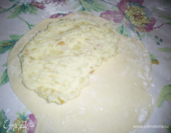 Каждую часть теста раскатываем как можно тоньше, смазываем половину лепешки пюре...