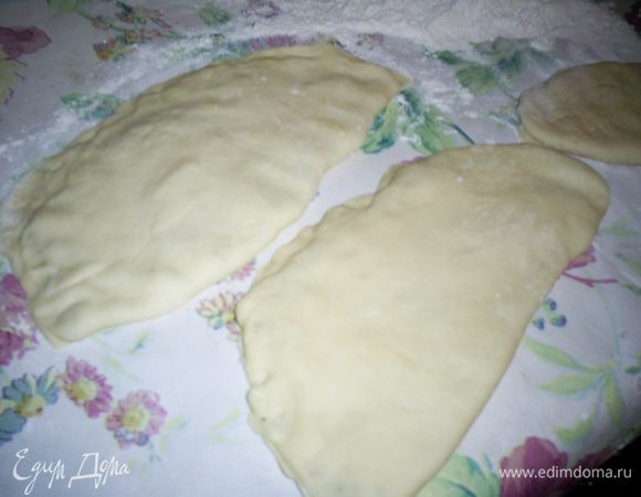 ...накрываем второй половиной лепешки и защипываем края.