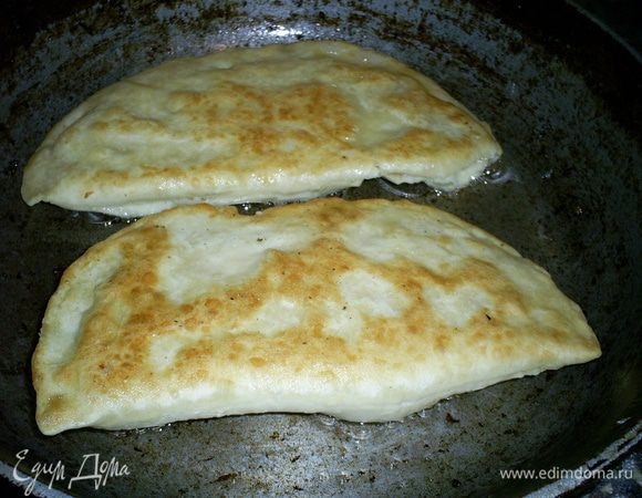Обжариваем на разогретой сковороде на небольшом огне до золотистого цвета с двух сторон.