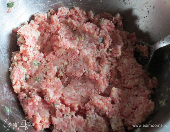 С хлеба удалить корку и замочить в молоке на короткое время. 
Фaрш посолить и поперчить, добавить отжатый хлеб,яйцо,рикотту,цедру,шалфей,смесь лука и чеснока.Хорошо перемешать.