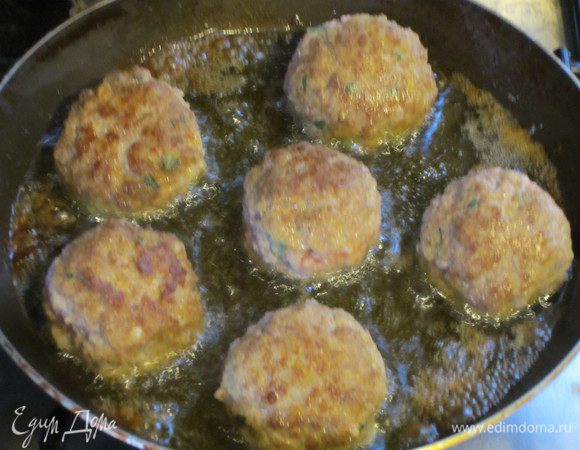 Оливковое масло разогреть с остатками жира от бекона.Из фарша сделать шарики и обжарить 4-5 мин.